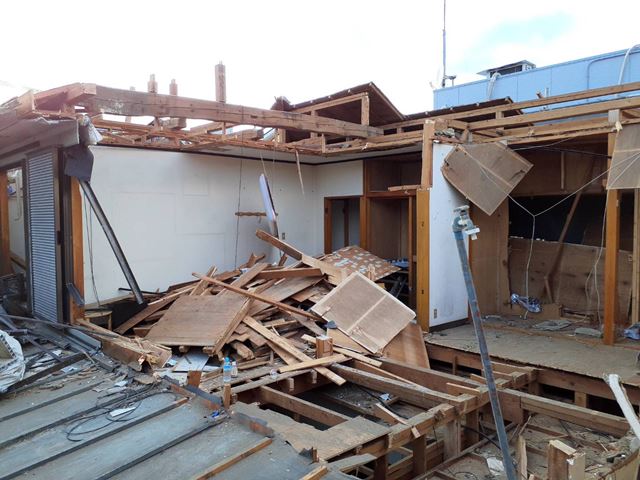横浜市鶴見区仲通の木造2階建て家屋解体工事・残置物撤去処分中の様子です。